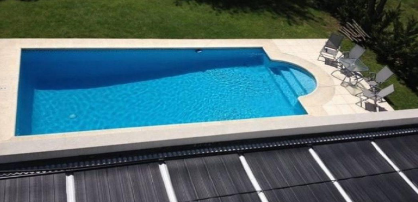 piscina desde la terraza de una casa